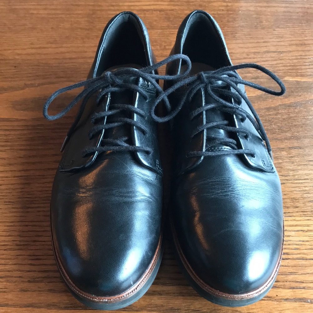Clarks black leather classic Oxford lace up low heeled shoes worn once EUC
